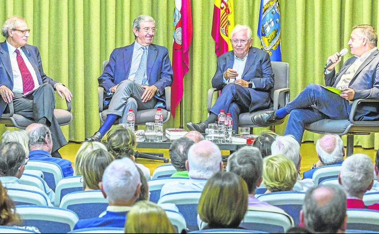 De izquierda a derecha, Manuel Ángel Castañeda, Luis Revenga, Fernando Jáuregui e Íñigo Noriega, en el Ateneo de Santander.