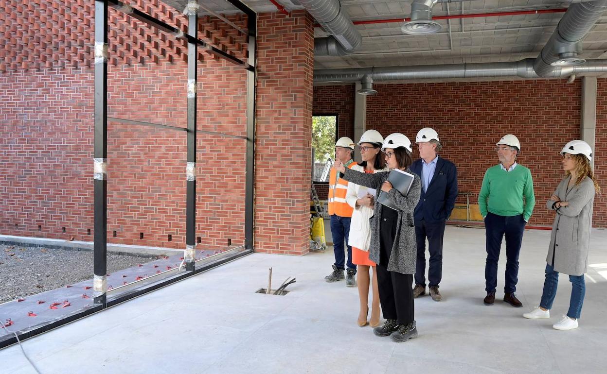 La alcaldesa de Santander, Gema Igual, ha visitado esta mañana el avance de las obras del centr cívico cultural Fernando Atecca. 