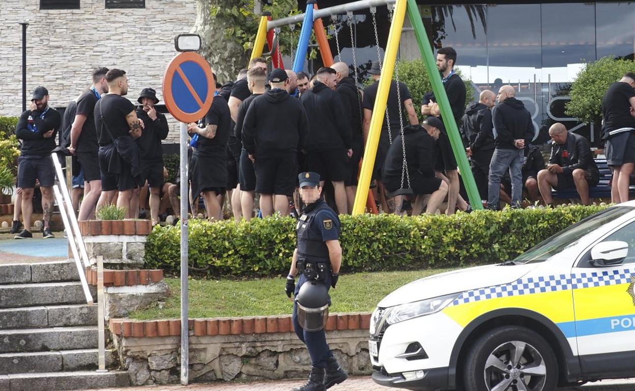 Miembros de la Policía Nacional vigilan a un grupo de seguidores del Málaga en la zona de Piquío. 