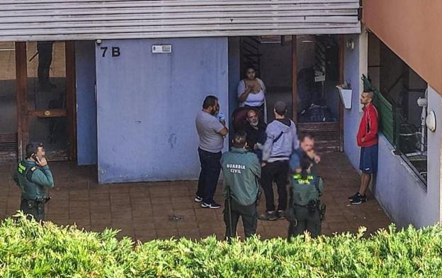 La Guardia Civil desaloja a otra familia de okupas de un piso de la Sareb en Guarnizo