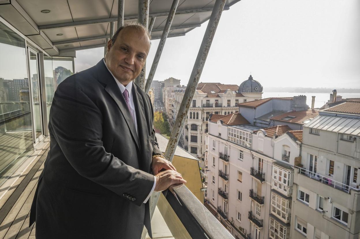 Youssef Mekkawy, asomándose a la bahía de Santander desde Peña Herbosa.