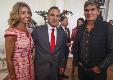 Imagen secundaria 1 - Arriba, representantes institucionales y empresariales de Cantabria y Asturias, en una foto de familia presidida por los alcaldes de Santander y Oviedo. Abajo, a la izquierda, Miriam Menéndez, Manuel Iturbe y Nando Agüeros. A la derecha, Alfredo Canteli e Íñigo Noriega. 