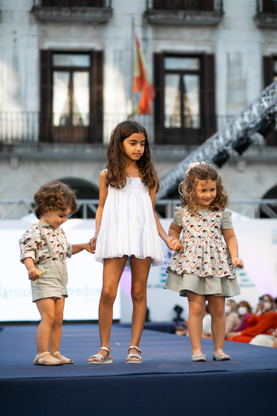 Blanco y Entredoses, la firma de María Olaiz (Santander) presentará moda infantil, confección a medida y alta costura para los más pequeños. Crea desde crea de diario y actual a trajes de ceremonia (bautizos, arras, comunión y otros eventos). Modelos exclusivos, combinaciones personalizadas, diseños de alta calidad y realizados a mano.