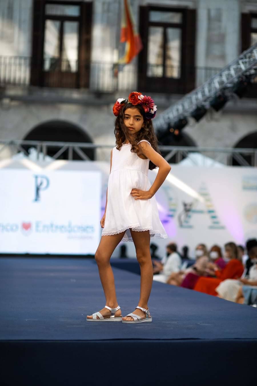 Blanco y Entredoses, la firma de María Olaiz (Santander) presentará moda infantil, confección a medida y alta costura para los más pequeños. Crea desde crea de diario y actual a trajes de ceremonia (bautizos, arras, comunión y otros eventos). Modelos exclusivos, combinaciones personalizadas, diseños de alta calidad y realizados a mano.