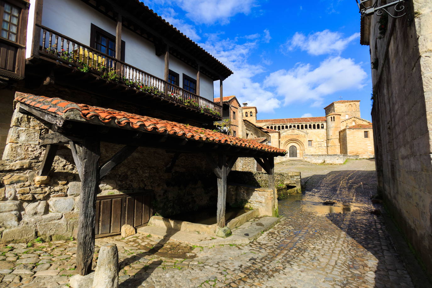 San Esteban de Cuñaba (Asturias) | Hermosa localidad asturiana de los Picos de Europa casi rayando con Cantabria. Fue Pueblo Ejemplar de Asturias en el año 1990. Se trata de un lugar bien conservado, en el que destaca sobre todo la ermita del Santucu. Está situado en el valle del río San Esteban, en una zona de impresionante belleza. Es punto de partida de varias rutas montañeras.