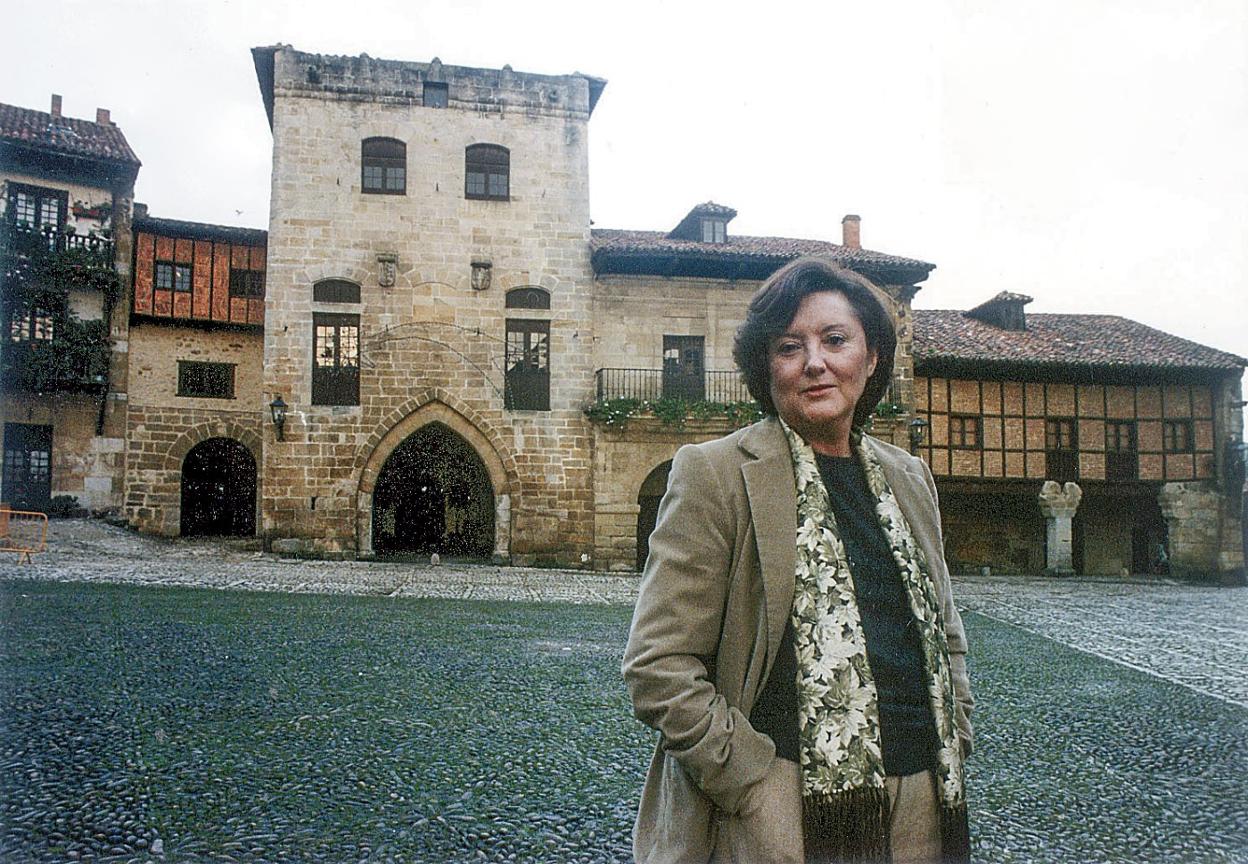 Carmen Castro, junto a la Torre de don Borja, en Santillana