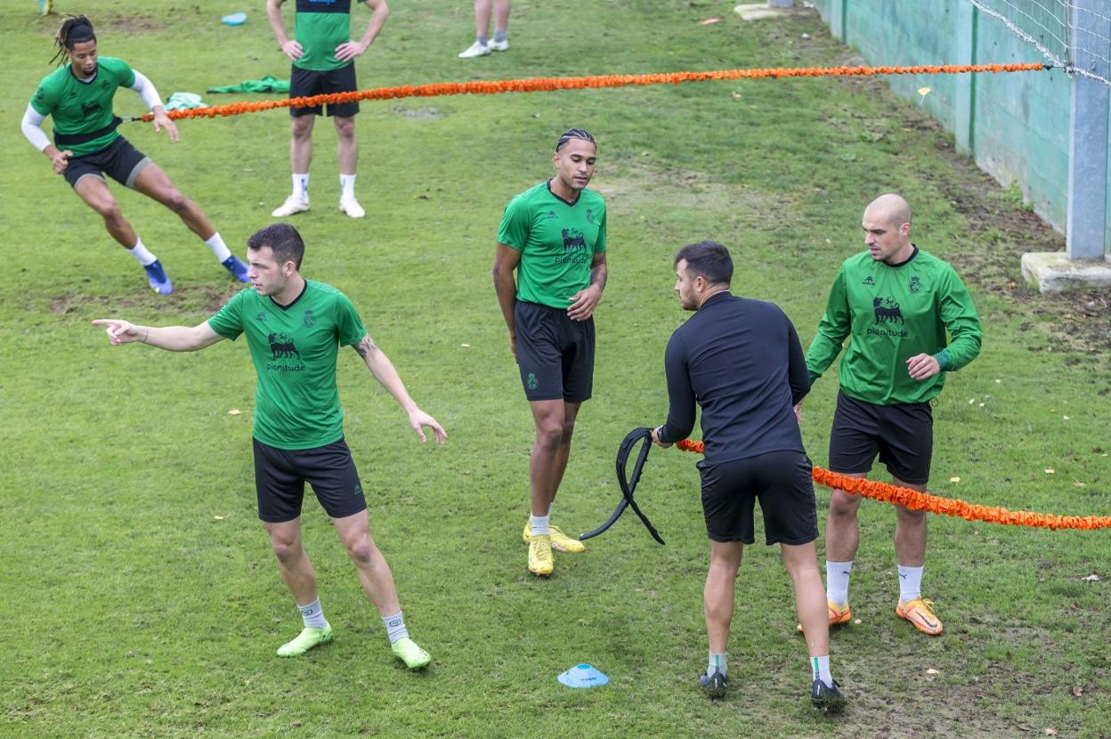 Matheus Aiás, el único delantero de la primera plantilla disponible, estuvo acompañado ayer de Ayoub Jabbari (a la izquierda), del Rayo Cantabria.