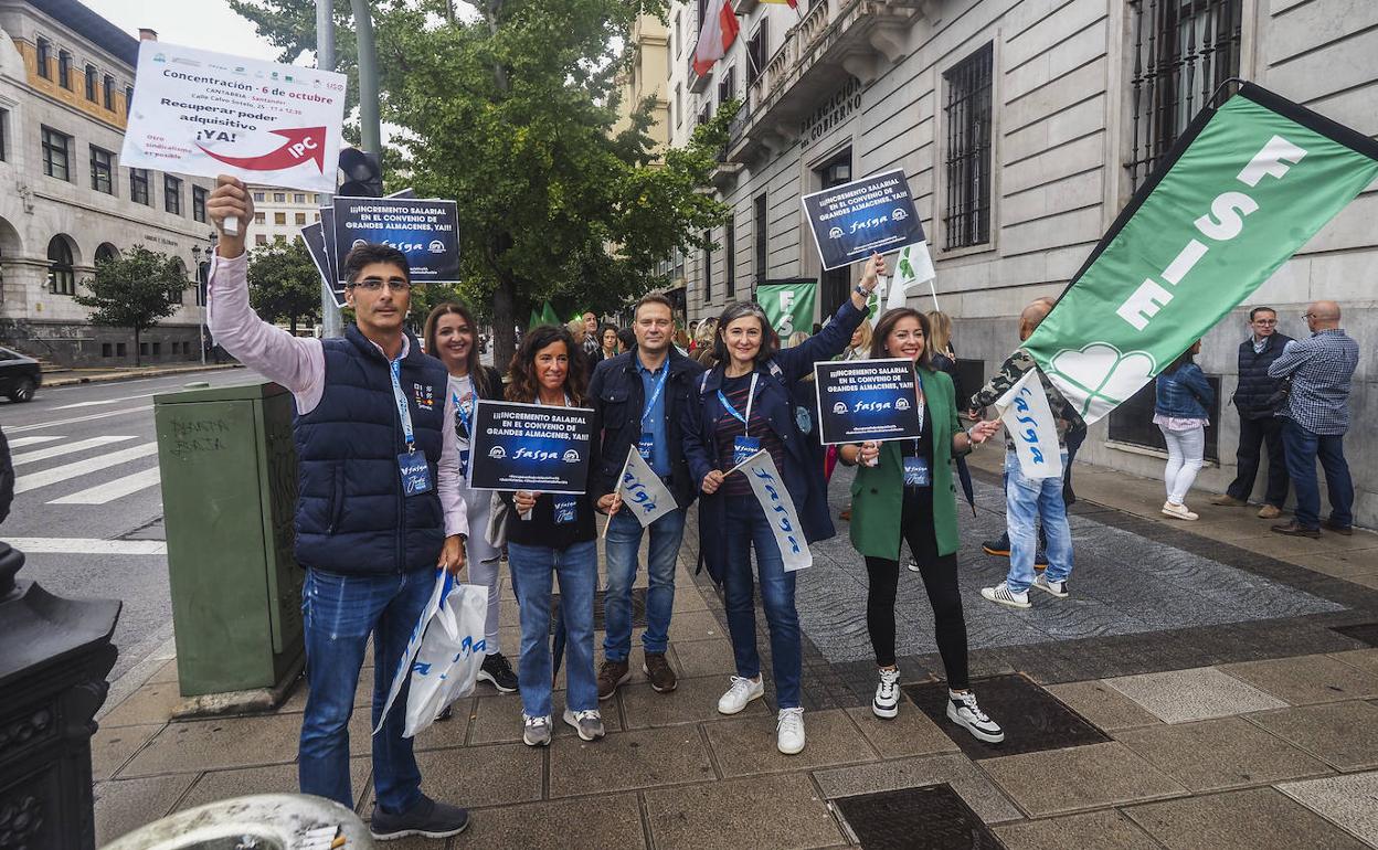 Parte de las personas que se han concentrado frente a la Delegación del Gobierno.