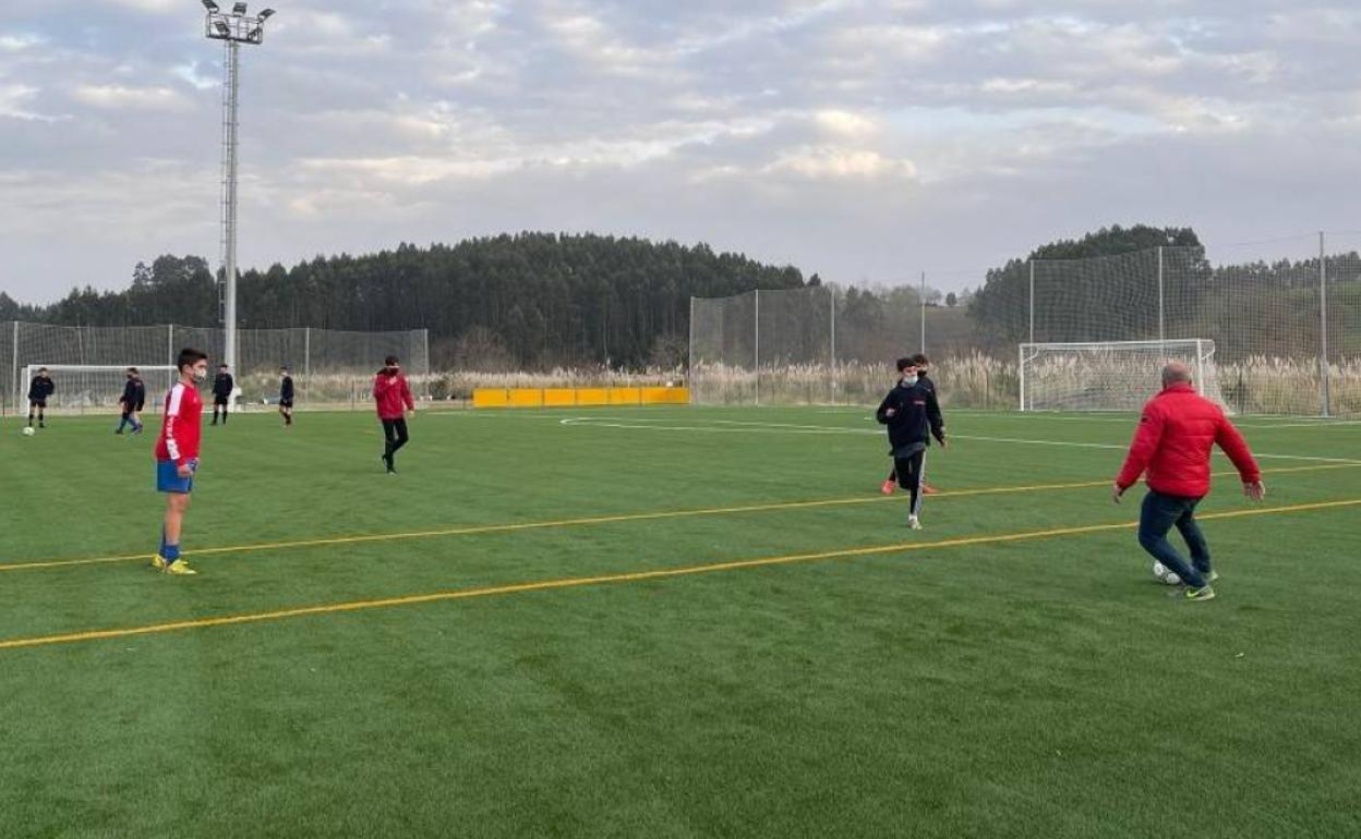 Nuevo campo de fútbol de hierba artificial en Mijarojos.