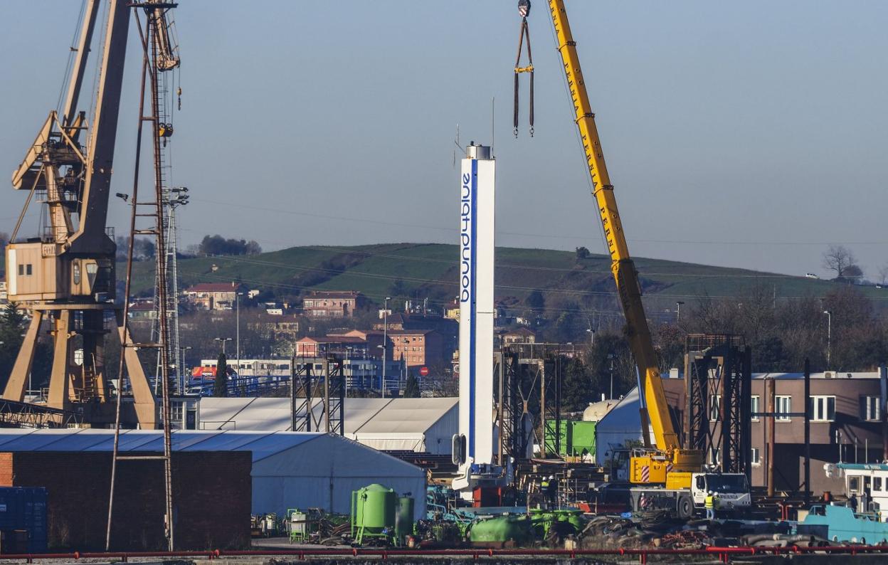 Instalación de una vela en La Naumon en Astander, en 2021. 