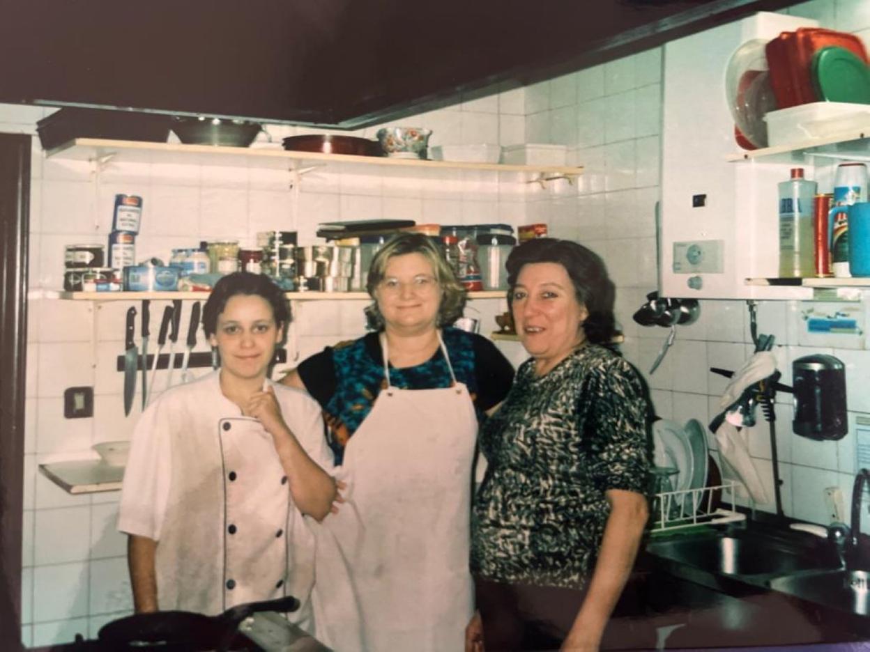 Rosa María, primera por la derecha, con dos de sus compañeras. 