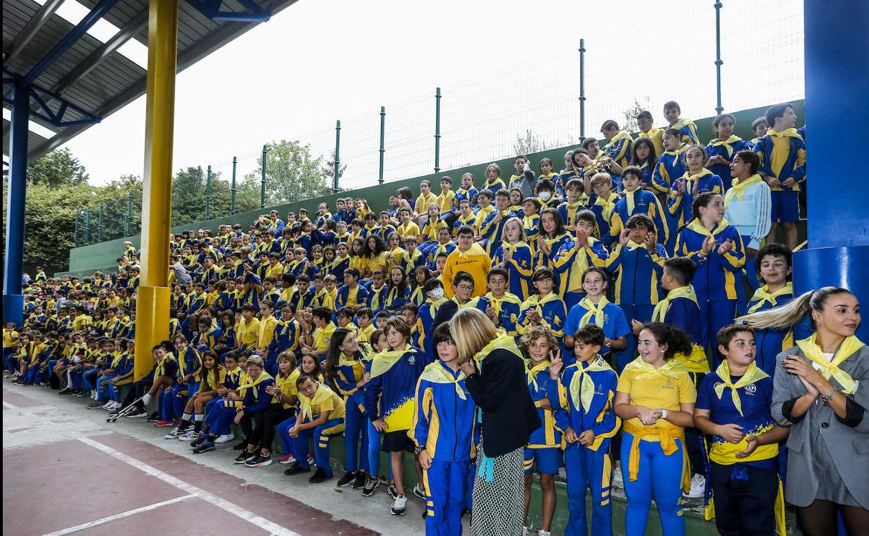 Los alumnos de El Salvador llenaron la grada de la pista deportiva durante el acto. 