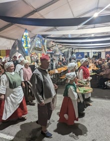 Imagen secundaria 2 - A pesar de ser el día de estreno la carpa registró un gran ambiente al que se sumaron los concejales laredanos 