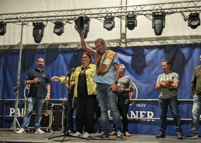 Imagen secundaria 1 - Los Ronceros pusieron en pie a la carpa tras el saludo del Patrón Mayor mientras los hosteleros seguían con los pinchos 