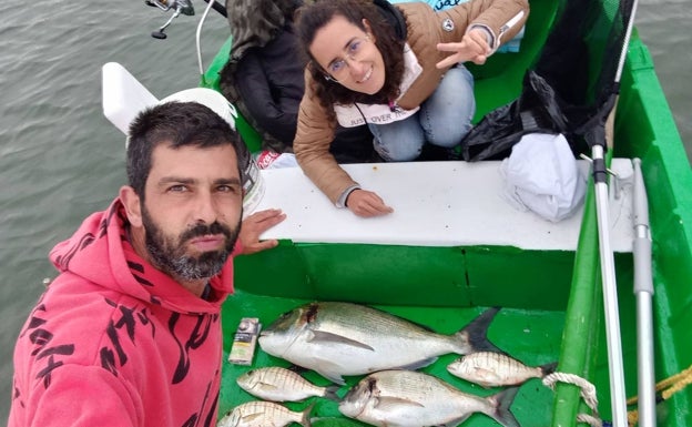 Abel Piña junto a su novia Verónica, este martes, con la dorada de seis kilos y el resto de peces pescados.