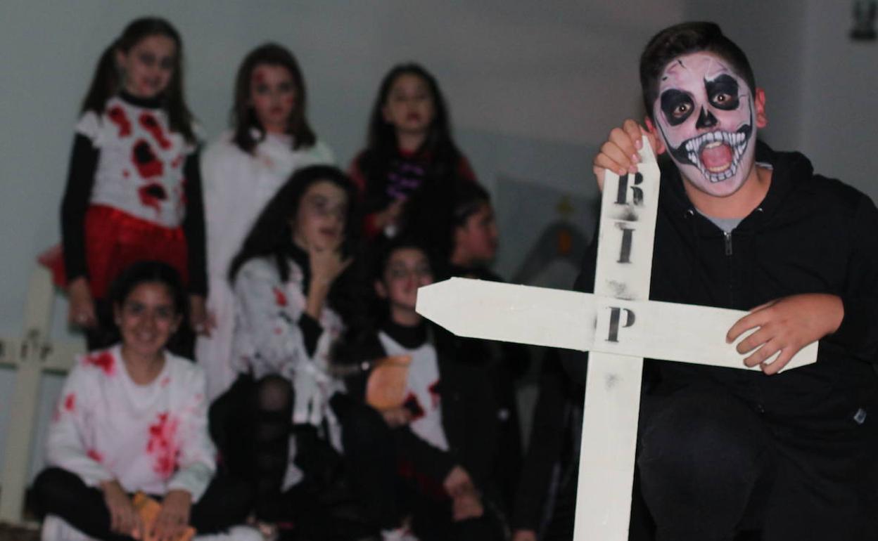 Grupo de niños disfrazados en Halloween 