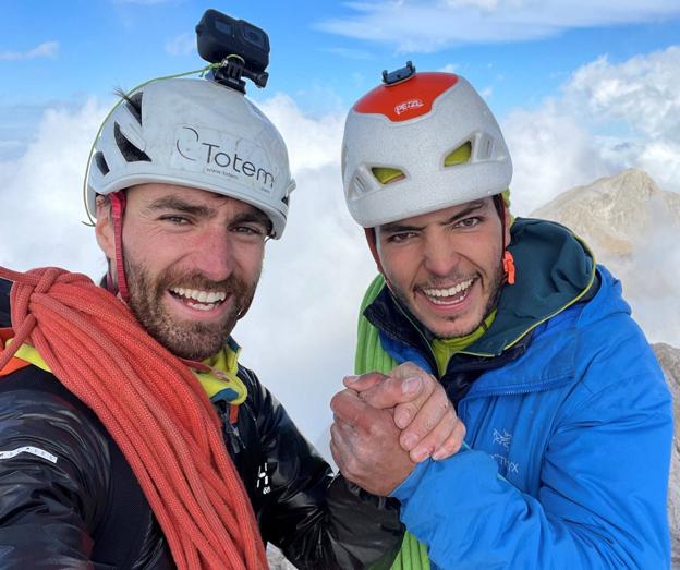 Javi Guzmán y Saúl Marcos en la cumbre del Urriellu tras vencer a la 'Sueños de Invierno' 