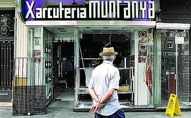 Alborotadores saquearon la charcutería La Muntanya el pasado 25 de septiembre, robaron 500 euros y se llevaron jamones para destruir con ellos otros escaparates. 