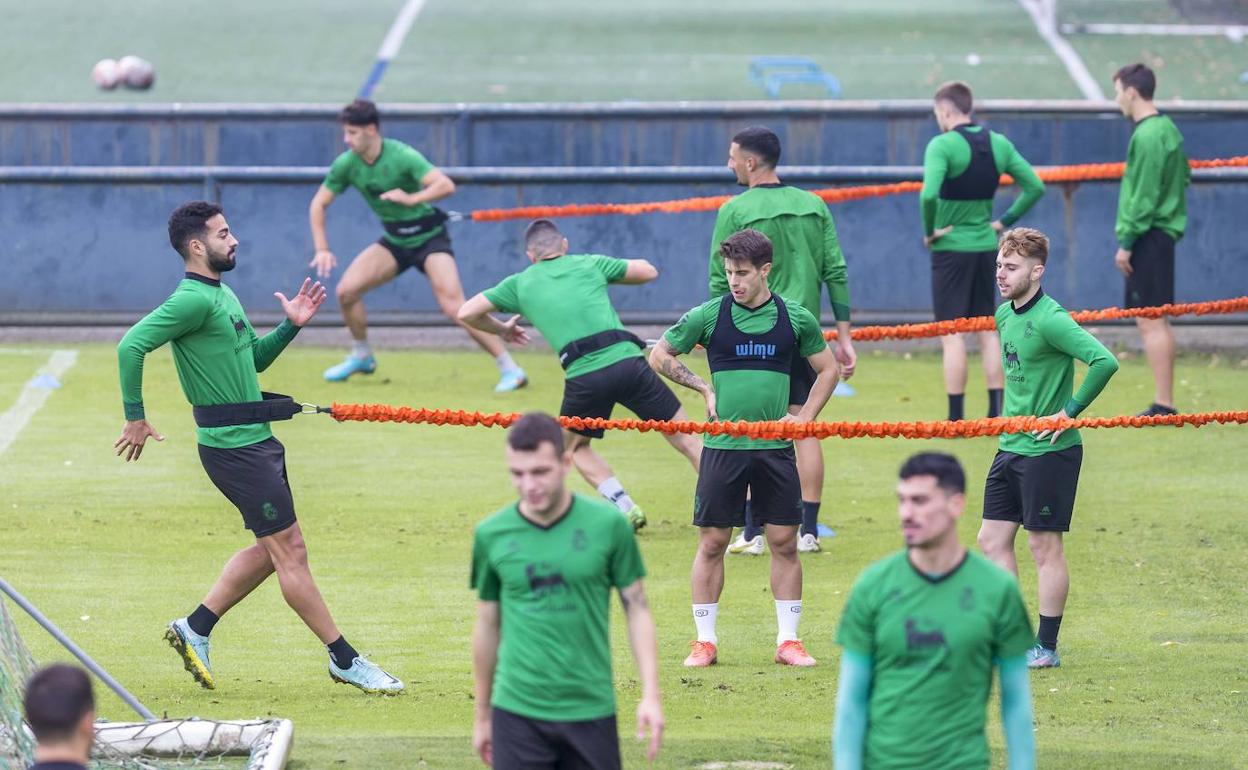 Alfon y Peque, en el centro del campo, mientras sus compañeros les rodean en plena sesión de fuerza.