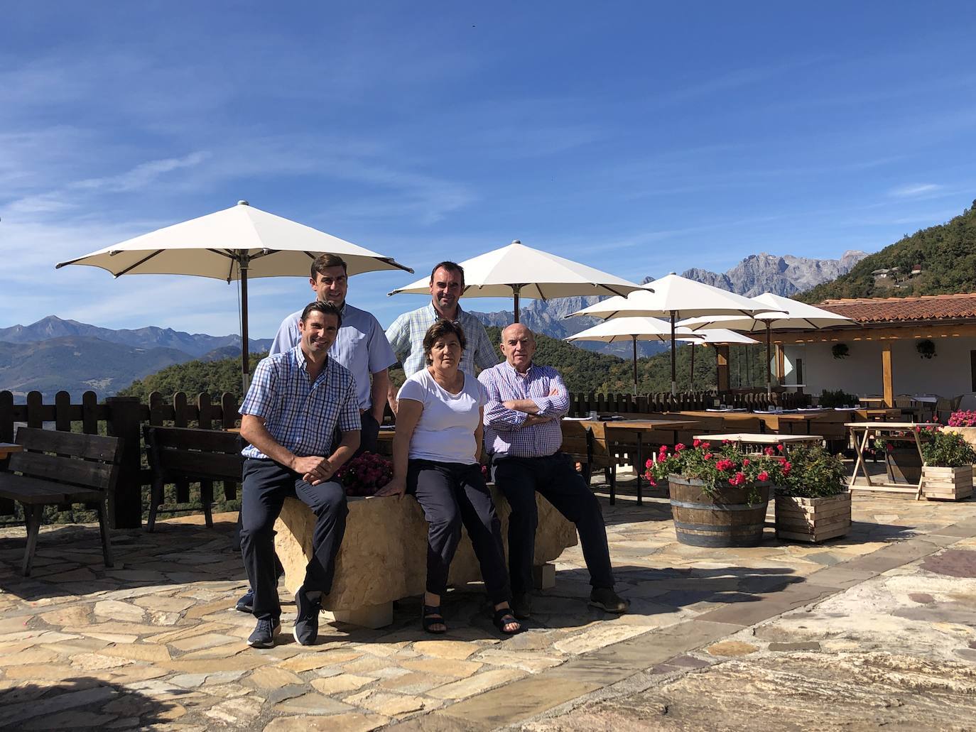 Familia Lamadrid Vejo: Los hermanos Sergio, Rodrigo y Jorge Lamadrid, junto con sus padres, Lina Vélez y Goyo Lamadrid, en la terraza de esta posada restaurante, distinguida este verano con un Solete Repsol. 