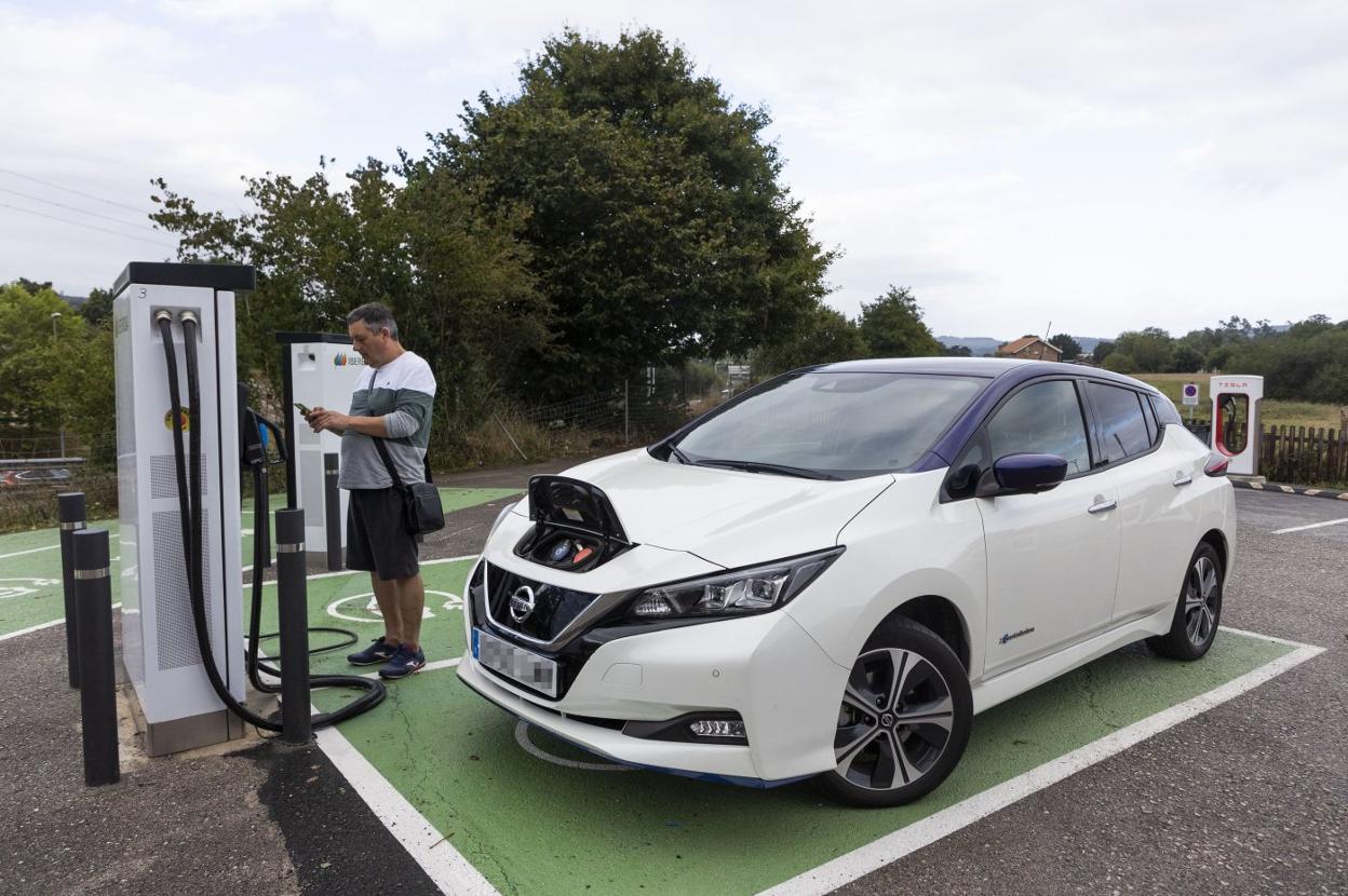 Cargadores eléctricos en un área de servicio de Reocín. 