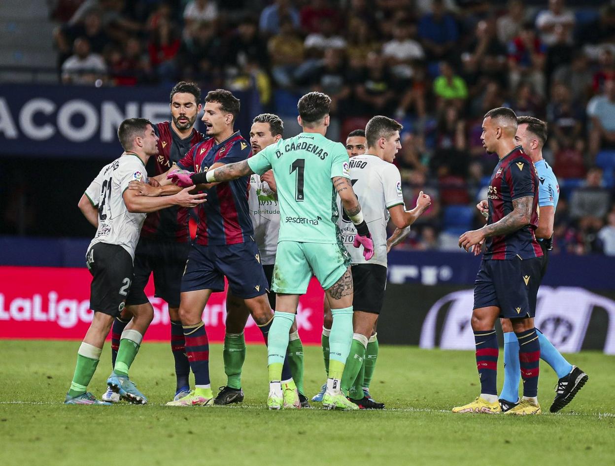 Aldasoro, a la izquierda, acabó expulsado por doble amarilla ayer ante el Levante. carla cortés / lof