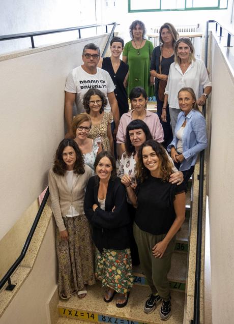 Imagen - Ainoa Sainz-Pardo, Arantxa Martín y Marisa Belaustegui, junto con el equipo de especialistas del Aula, en una jornada celebrada en Santander. Foto: Daniel Pedriza