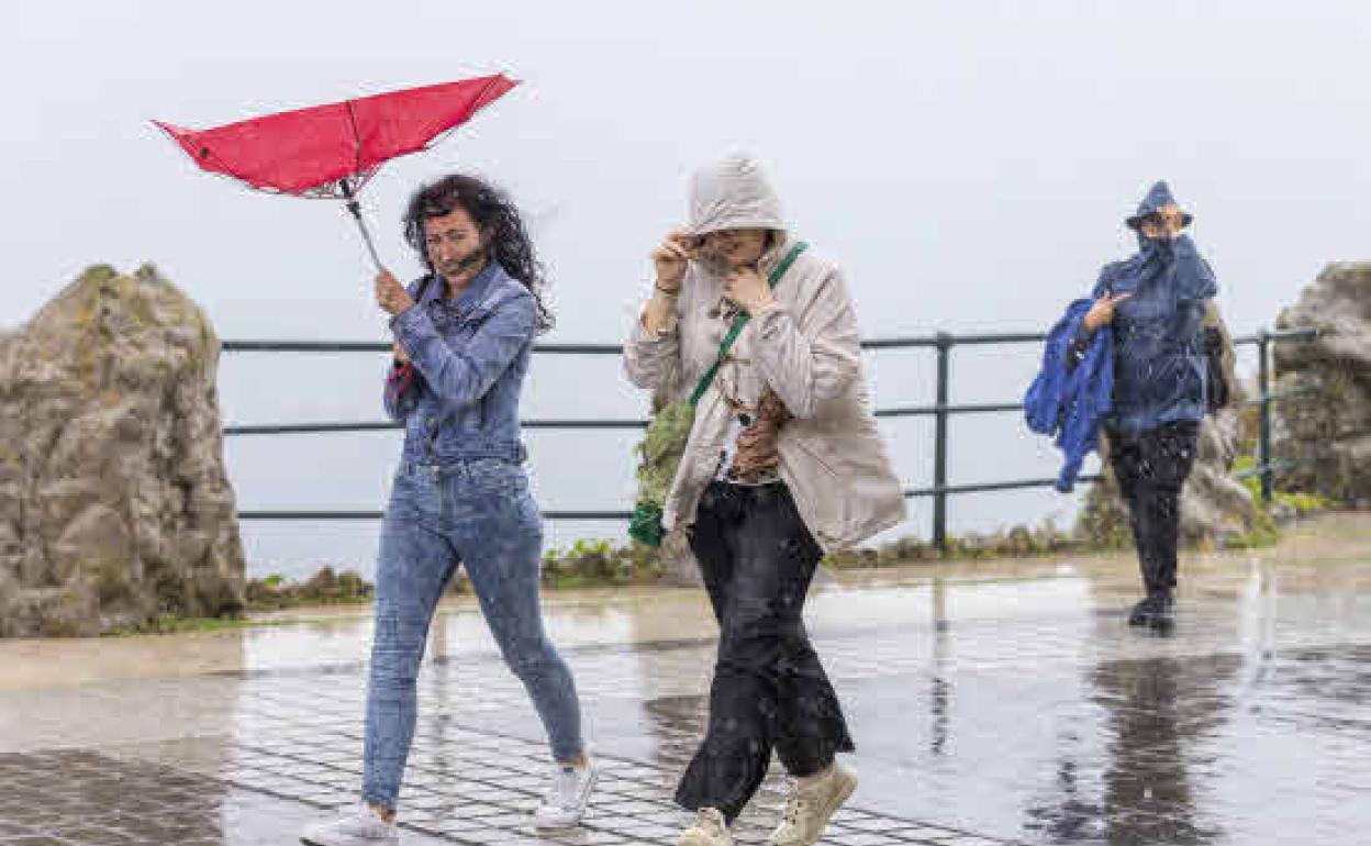 Foto de archivo de un día de lluvia en Santander.