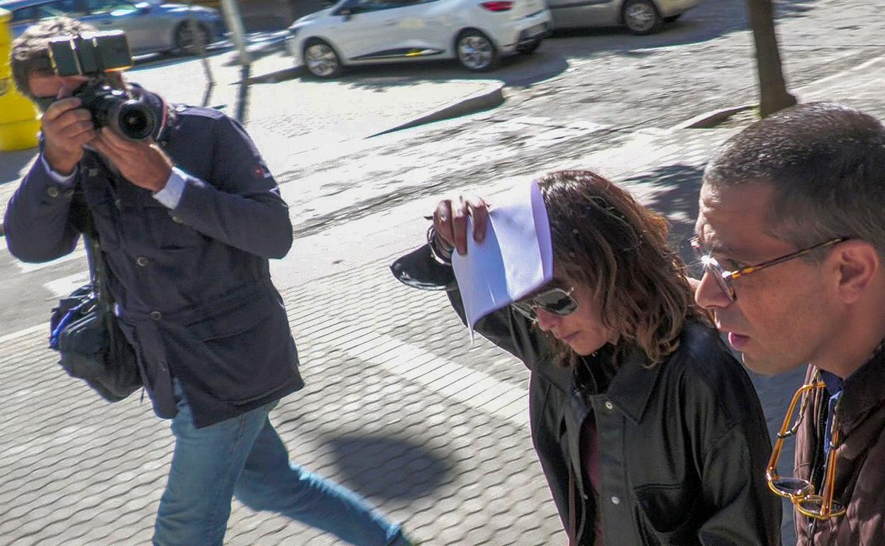 La actriz sevillana María León saliendo del Juzgado de guardia de Sevilla.