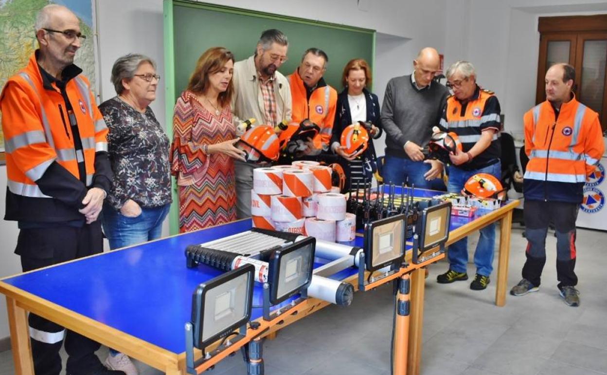 Entrega de material para Protección Civil en Los Corrales de Buelna.