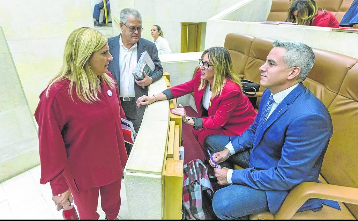 Noelia Cobo y Joaquín Gómez (de pie) conversan con Pablo Zuloaga y Eugenia Gómez de Diego (sentados).