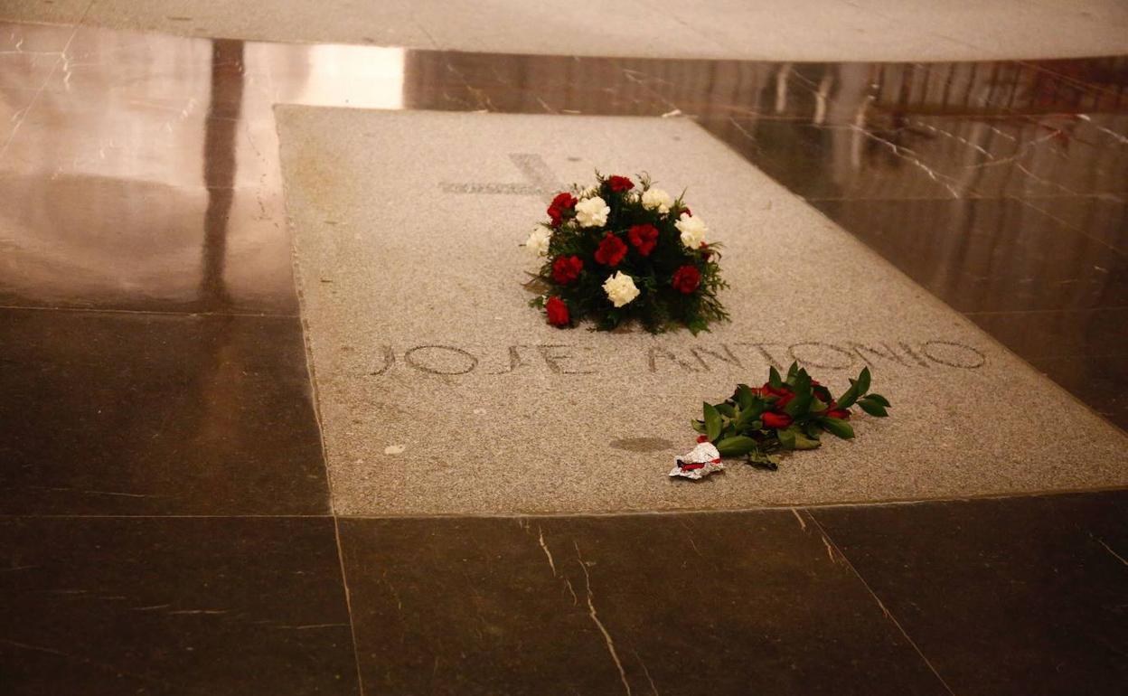 Tumba de José Antonio Primo de Rivera en la basílica del Valle de los Caídos.