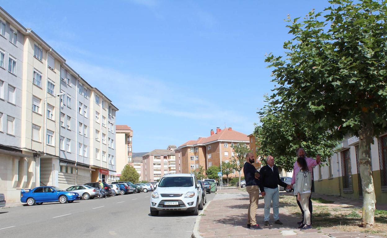 El alcalde y varios concejales, en la calle Ronda de Reinosa. 