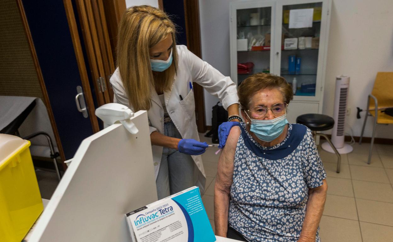 Esta mañana comenzó la vacunación contra la gripe en los centros de salud de Cantabria.