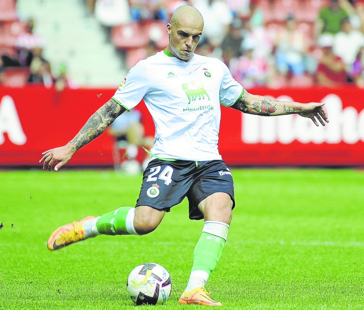 Jorge Pombo, durante el partido en el que debutó con el Racing en El Molinón. 