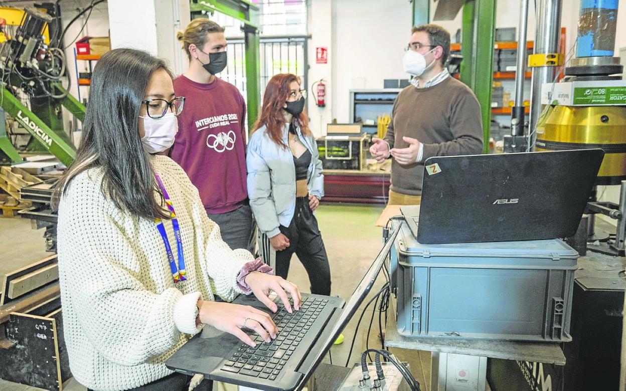 Un profesor imparte clase a alumnos de la Universidad de Cantabria. 