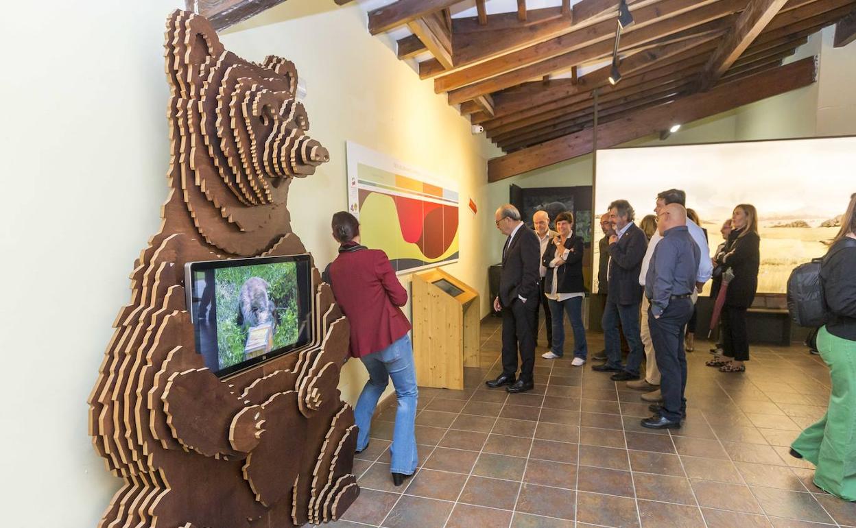 El Consejero de Turismo, Javier López Marcano, el presidente de la Fundación Oso Pardo, Guillermo Palomero y miembros del Consejo de Admisnitración de Cantur en la nueva Casa del Oso. 