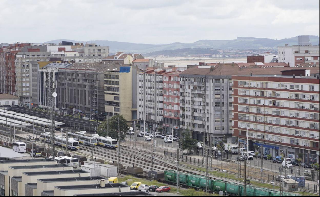 Vista de la calle Castilla de Santander y del espacio ferroviario de la capital cántabra.