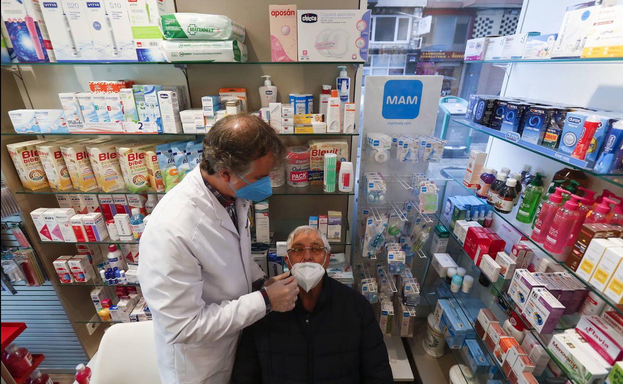 Imagen de archivo de un farmacéutico haciendo una prueba de covid.