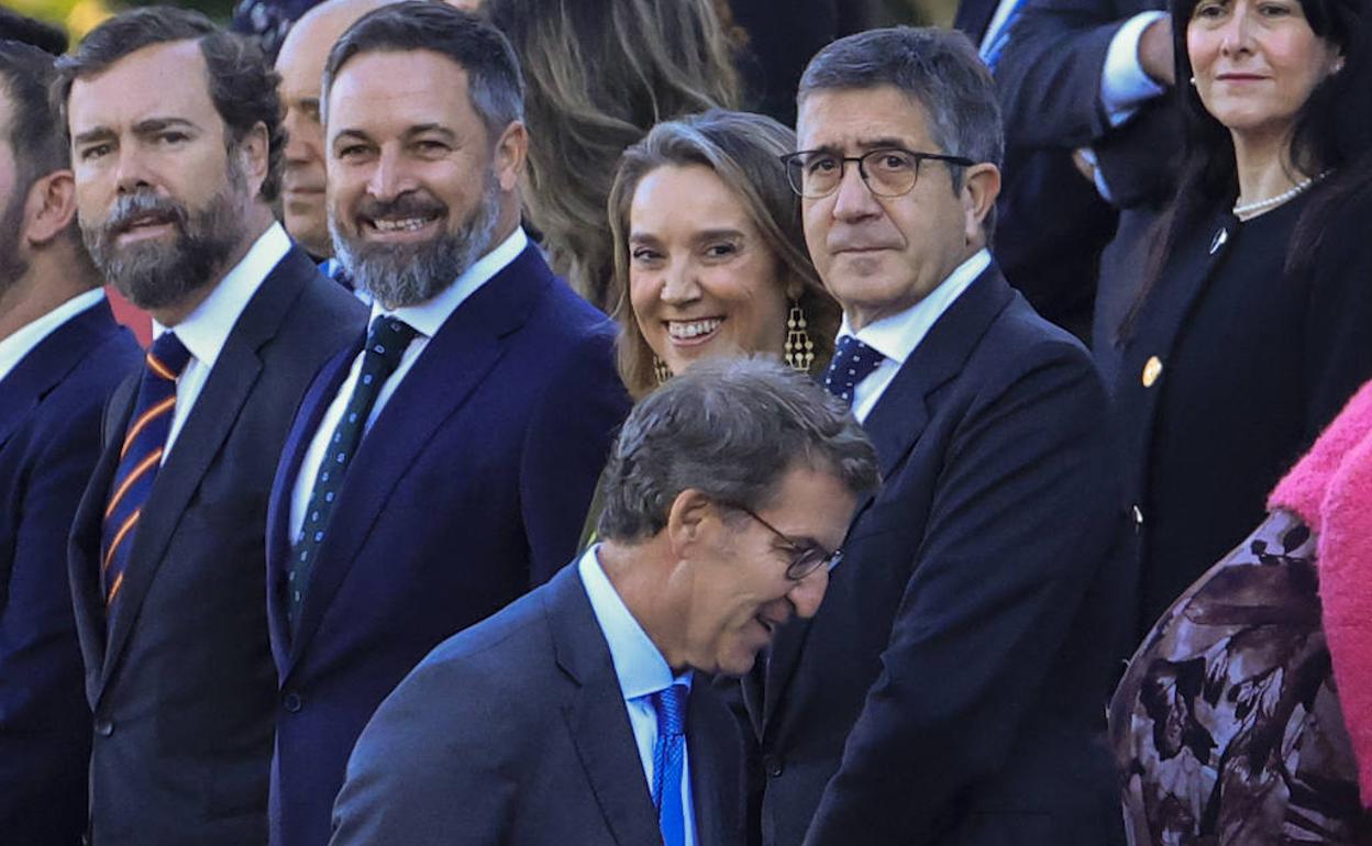 Alberto Núñez Feijóo pasa por delante de los representantes de Vox, PP y PSOE antes del desfile militar este miércoles con motivo de la Fiesta Nacional.