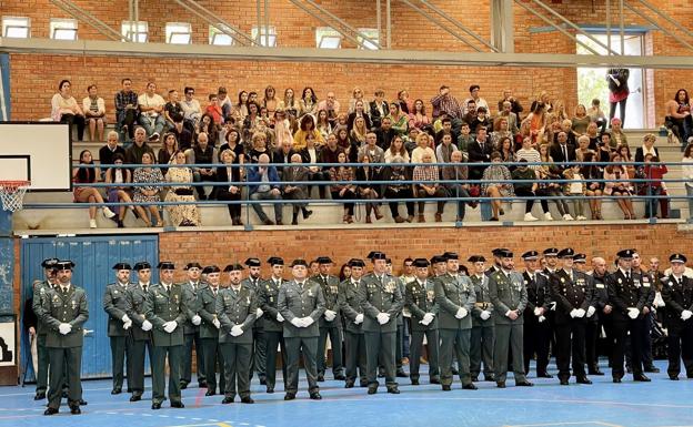 Imagen principal - La solemnidad del acto ha incluido momentos de emoción con las conmemoraciones a distintos agentes 