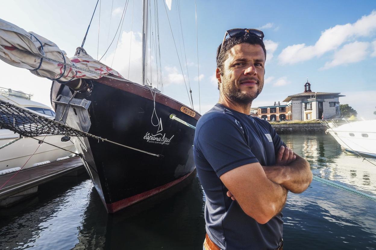 Nacho Dean posa junto al velero de la expedición La España Azul, atracado en Marina del Cantábrico. 