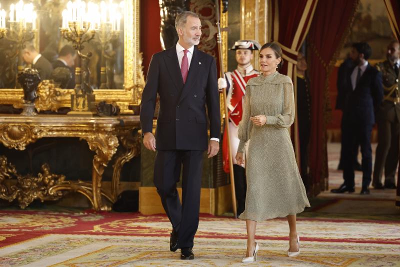 La reina Letizia y el rey Felipe ayer a su llegada a la recepción.