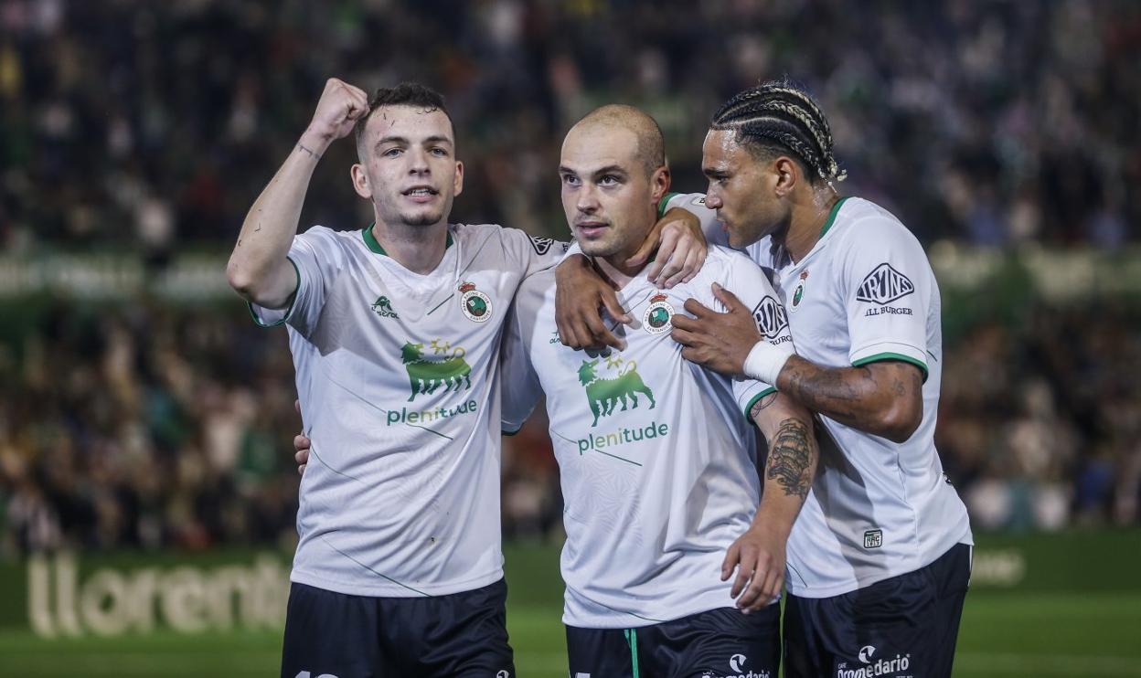 Íñigo Vicente, Jorge Pombo y Jordi Mboula celebran la victoria ante el Real Zaragoza. 