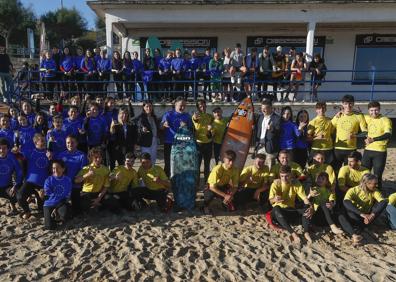 Imagen secundaria 1 - Este viernes ha arrancado la programación con una clase magistral de surf en el Sardinero.