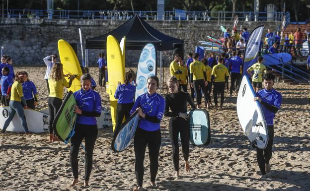 Imagen principal - Este viernes ha arrancado la programación con una clase magistral de surf en el Sardinero.