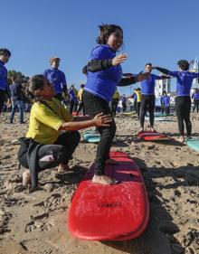 Imagen secundaria 2 - Este viernes ha arrancado la programación con una clase magistral de surf en el Sardinero.