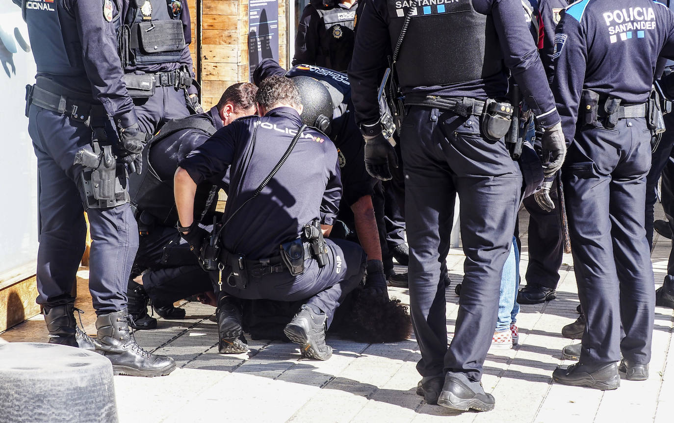 Ante la mirada atónita de los curiosos, los efectivos policiales redujeron al hombre y lo trasladaron hasta un coche patrulla y se lo llevaron.