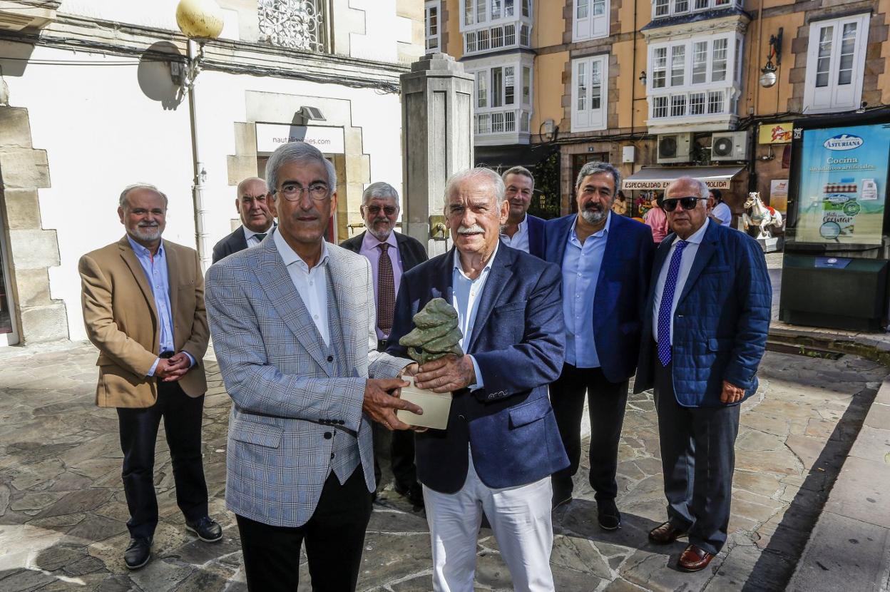 Tomás Bustamante (derecha) entrega el premio a Juan de Miguel. 