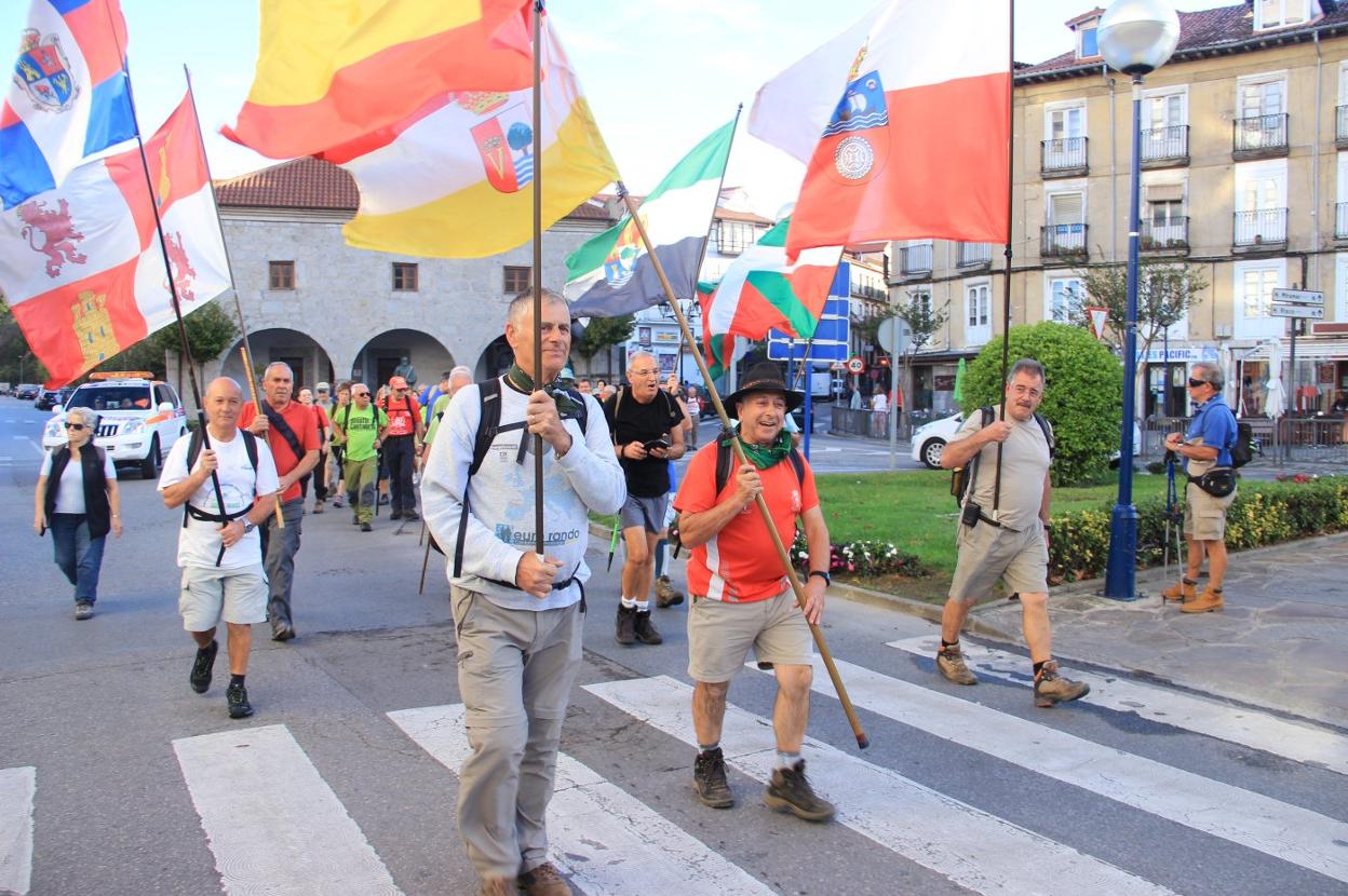 Salida de la Ruta de Carlos V desde la plaza de la Constitución, junto al antiguo Ayuntamiento de Laredo, en una de sus ediciones. 